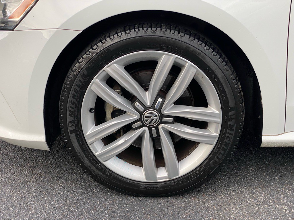 2017 Volkswagen Passat Image 11
