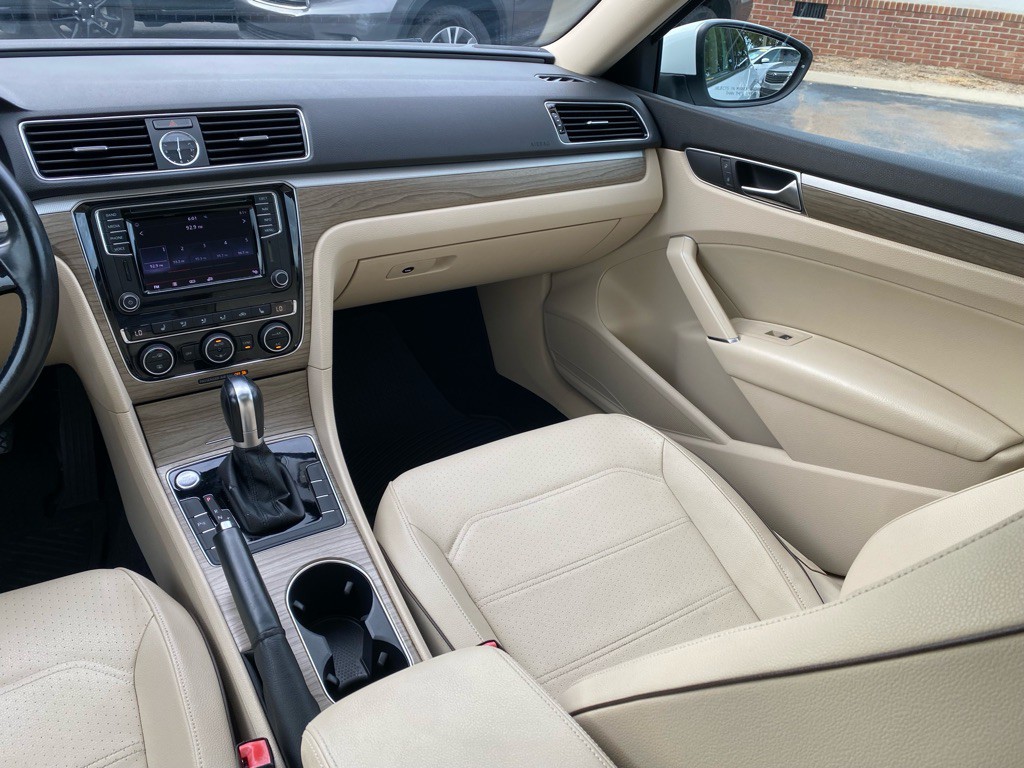 2017 Volkswagen Passat Image 16