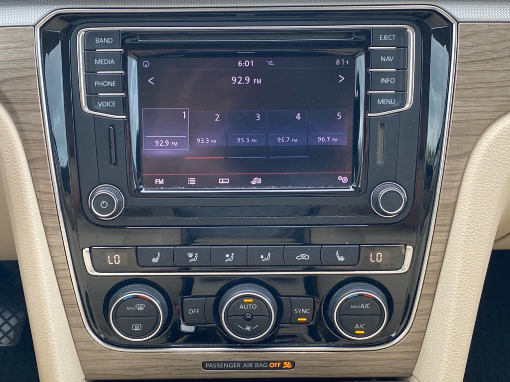 2017 Volkswagen Passat Image 20