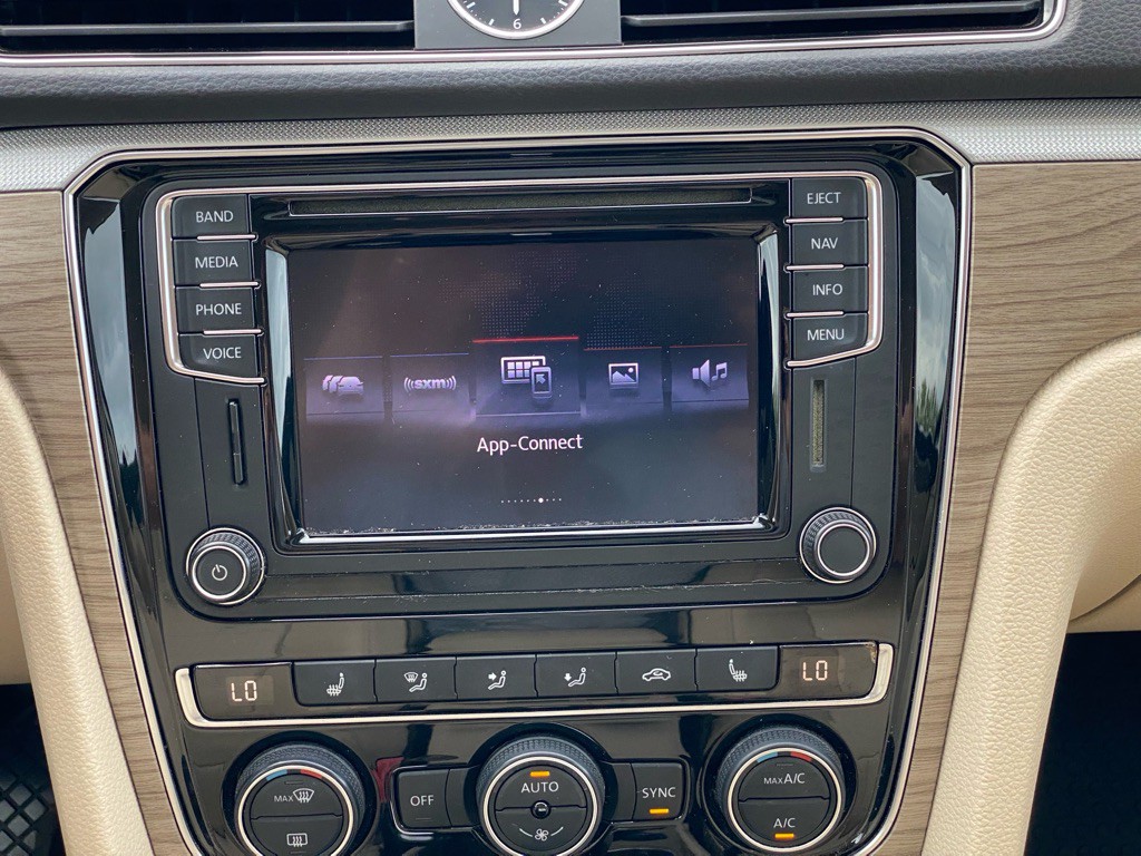 2017 Volkswagen Passat Image 21