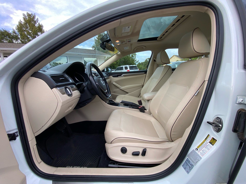 2017 Volkswagen Passat Image 29