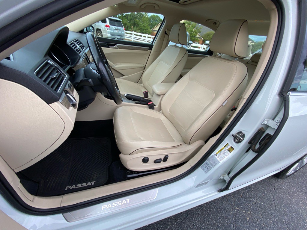 2017 Volkswagen Passat Image 30