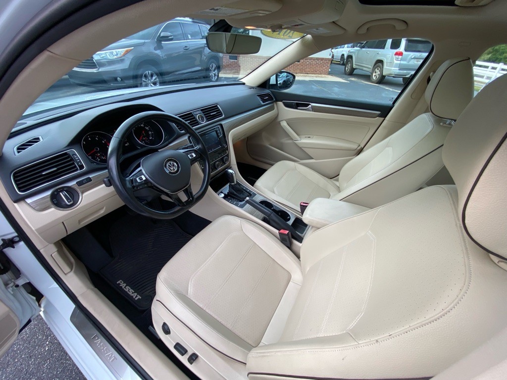 2017 Volkswagen Passat Image 31