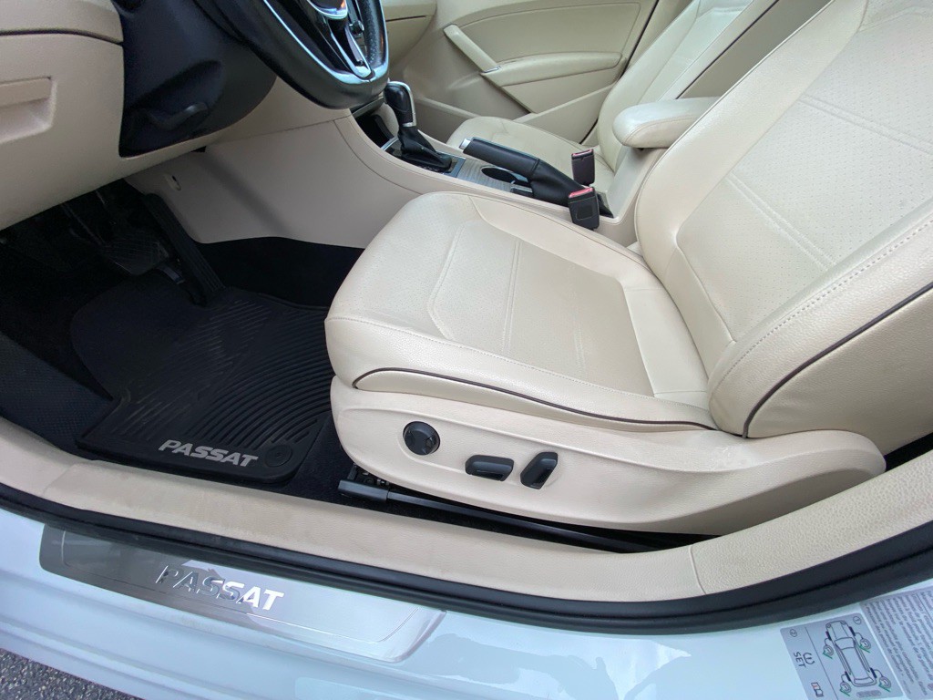 2017 Volkswagen Passat Image 32