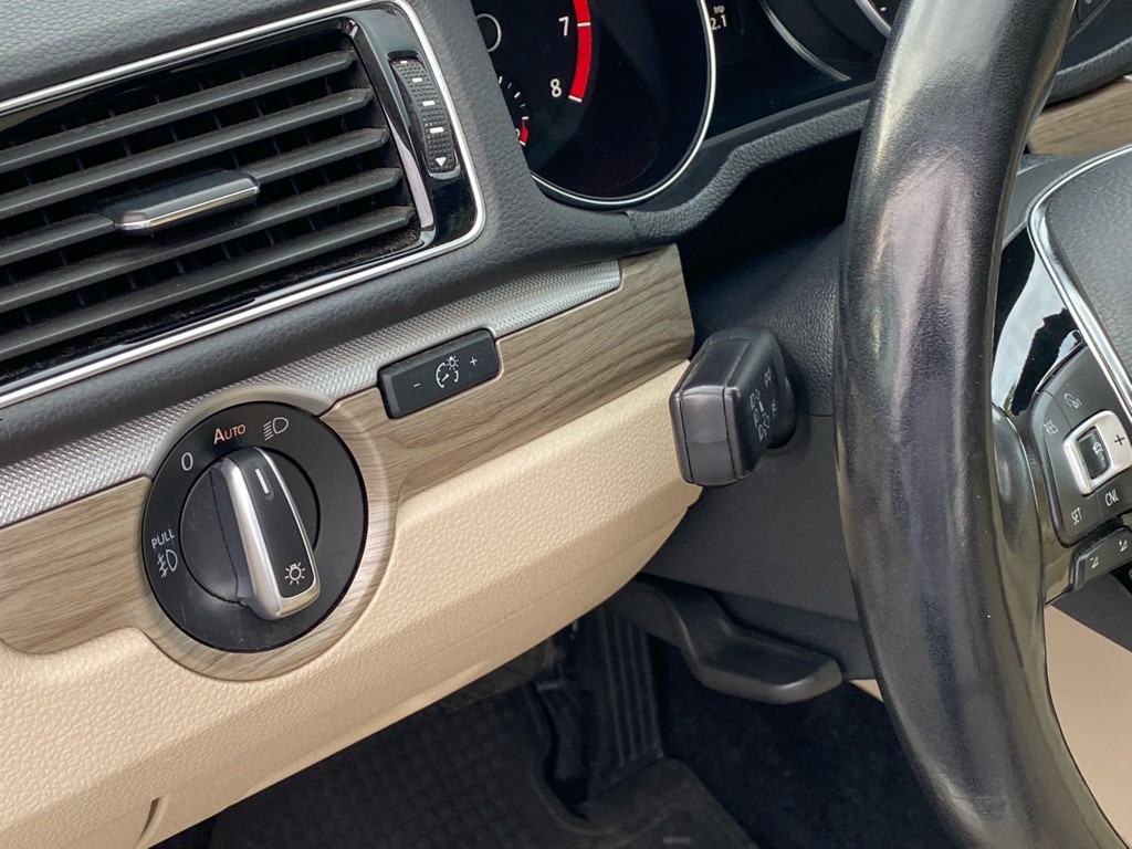 2017 Volkswagen Passat Image 33