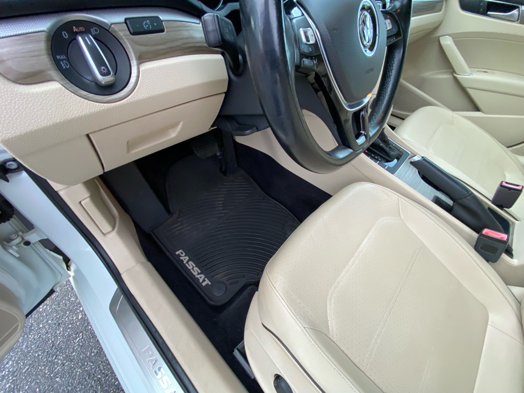 2017 Volkswagen Passat Image 34