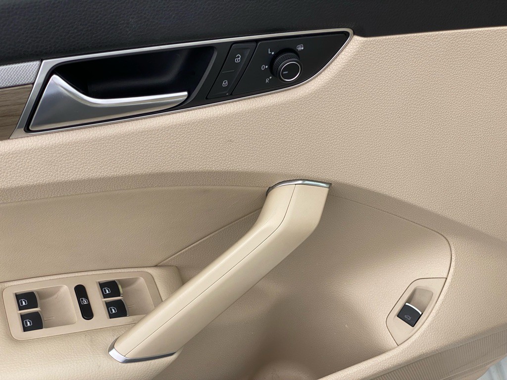 2017 Volkswagen Passat Image 35