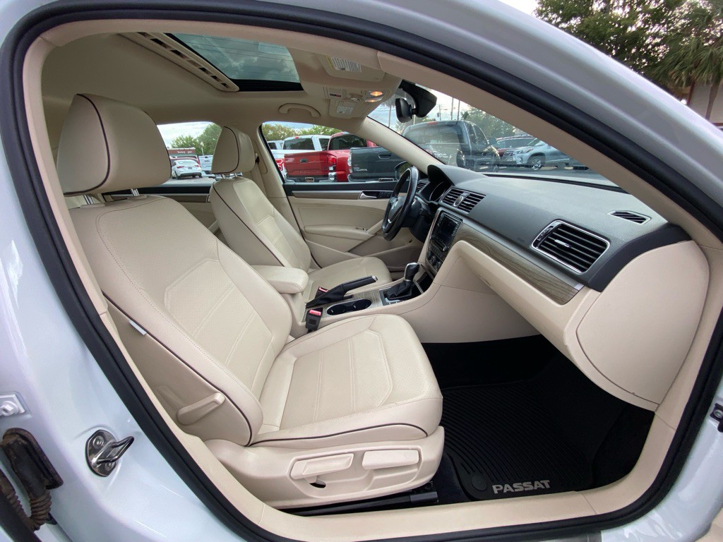 2017 Volkswagen Passat Image 37