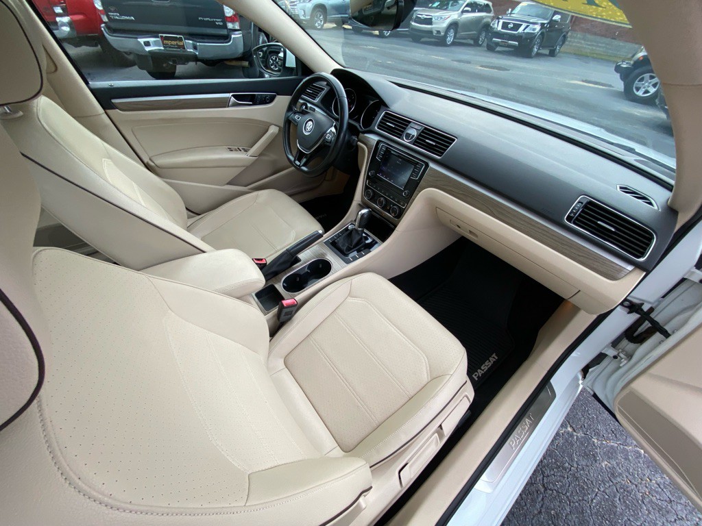 2017 Volkswagen Passat Image 39