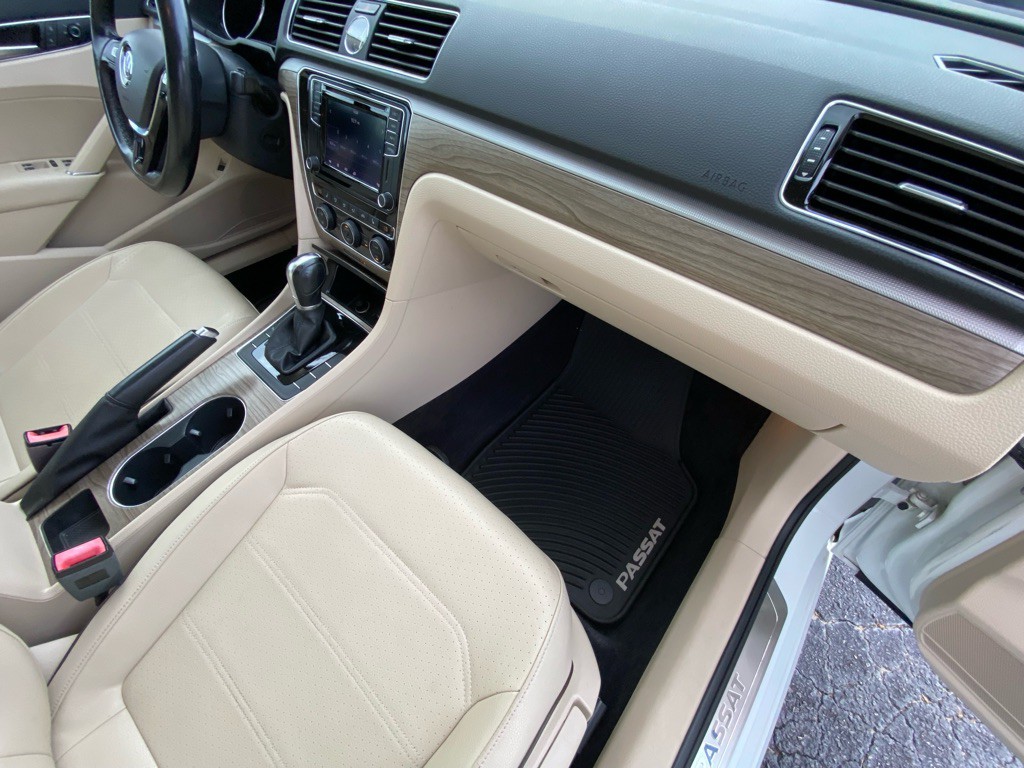 2017 Volkswagen Passat Image 40