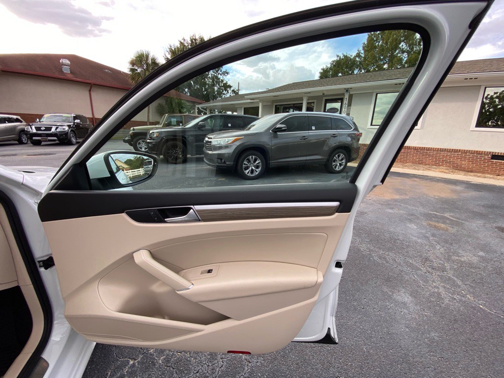 2017 Volkswagen Passat Image 41
