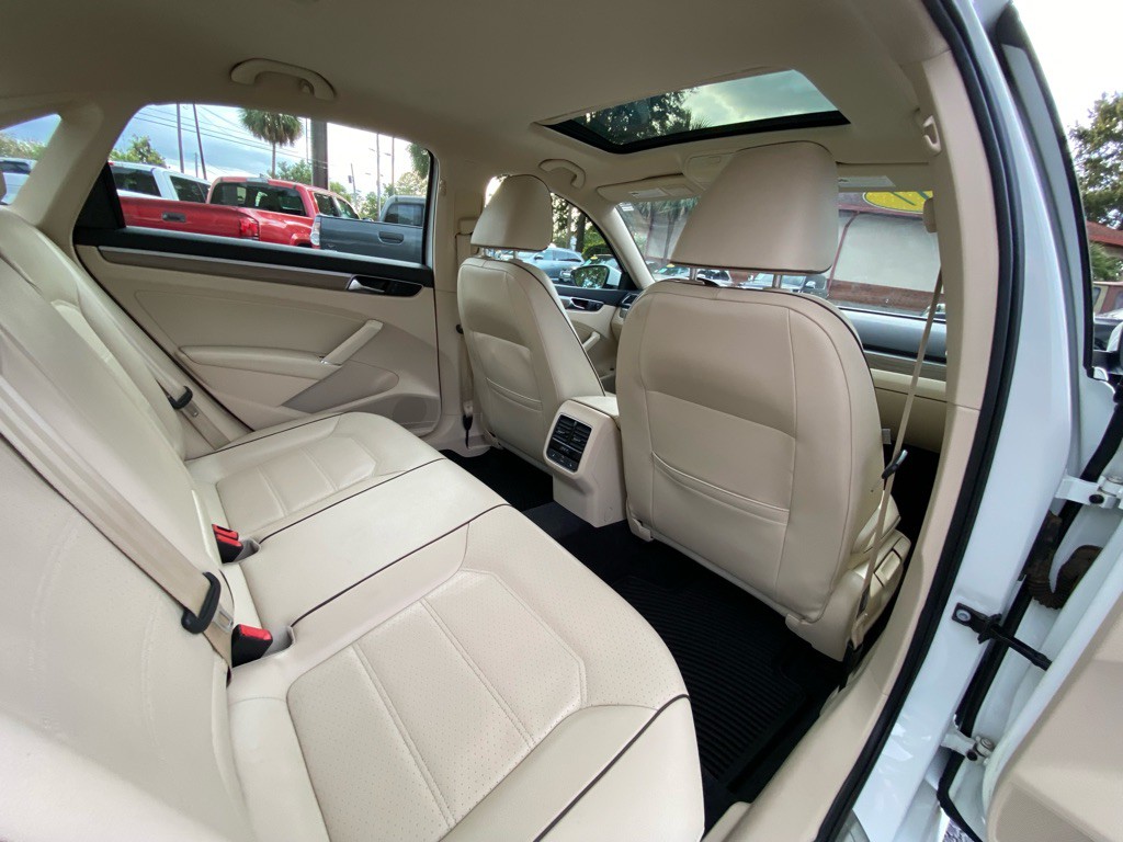 2017 Volkswagen Passat Image 43