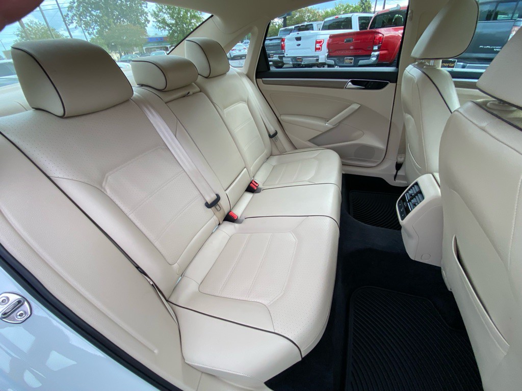 2017 Volkswagen Passat Image 44