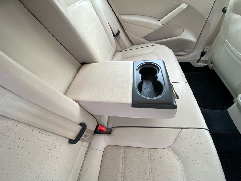 2017 Volkswagen Passat Image 45