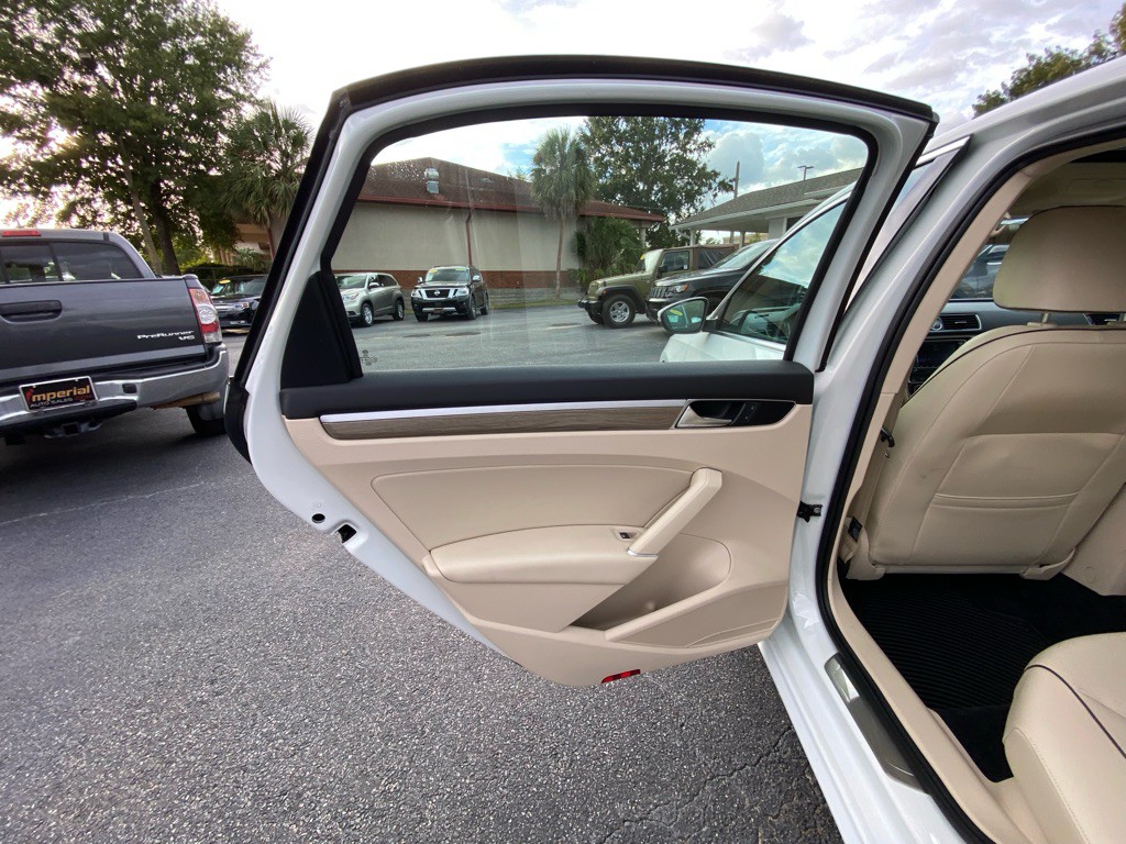 2017 Volkswagen Passat Image 59