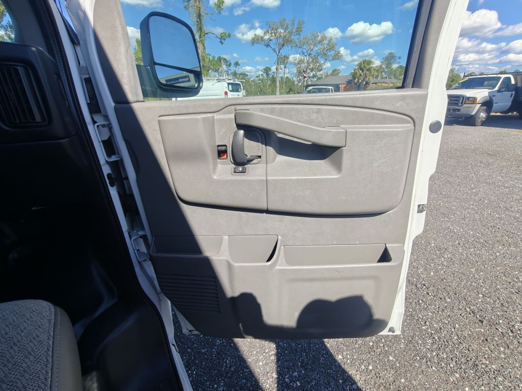 2016 Chevrolet Express Image 21