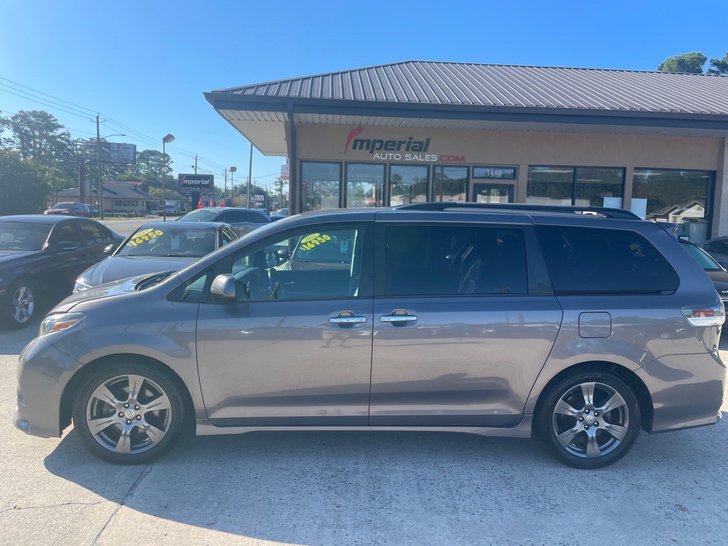 2017 Toyota Sienna Image 2