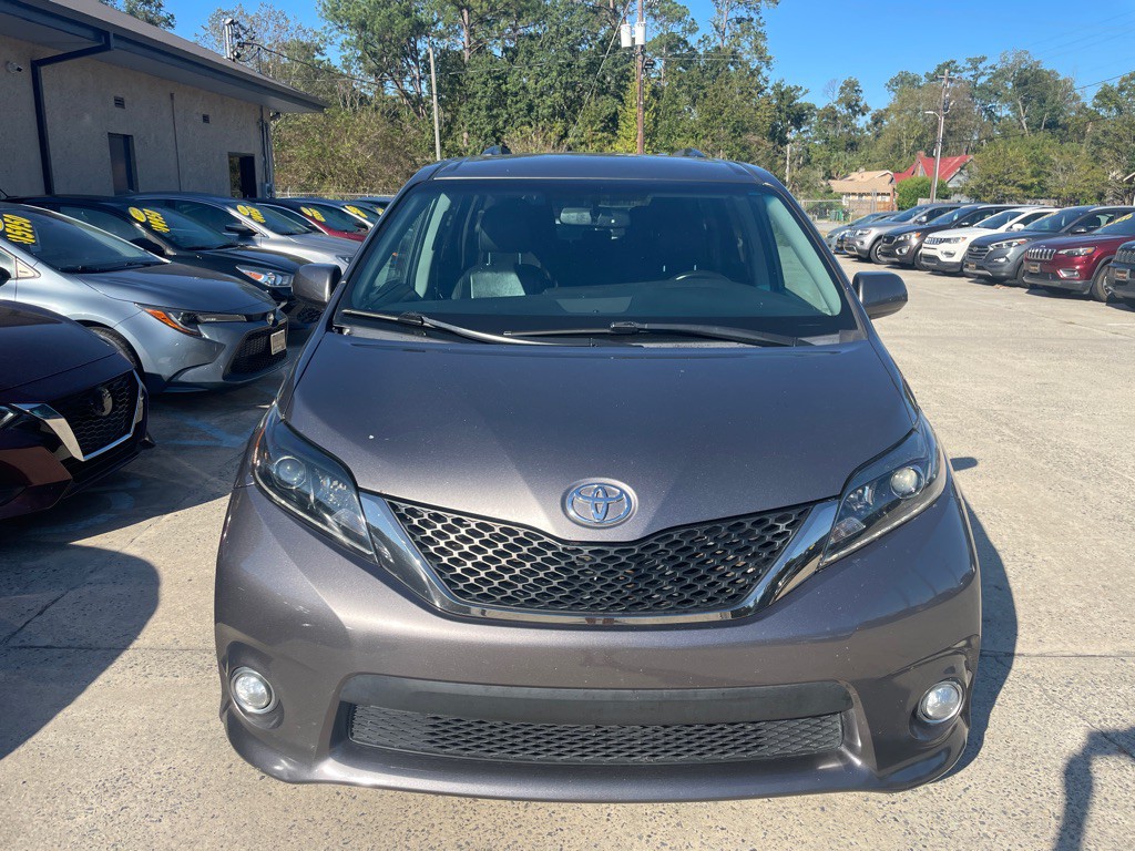 2017 Toyota Sienna Image 3