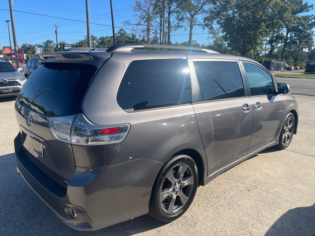 2017 Toyota Sienna Image 5