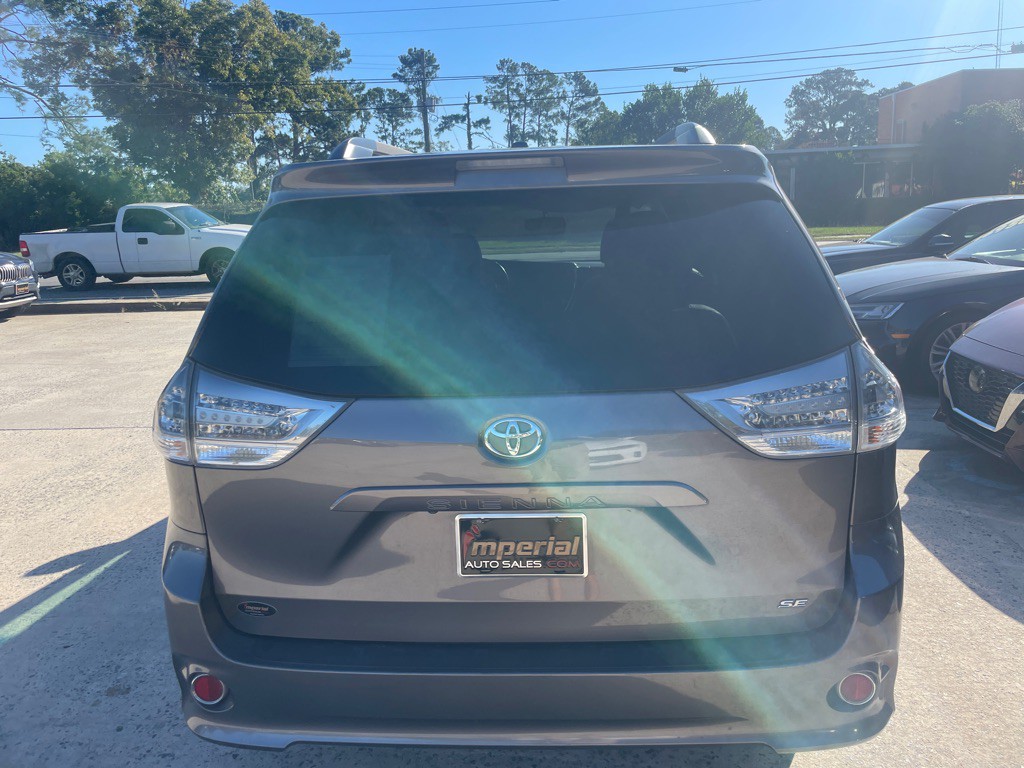 2017 Toyota Sienna Image 6