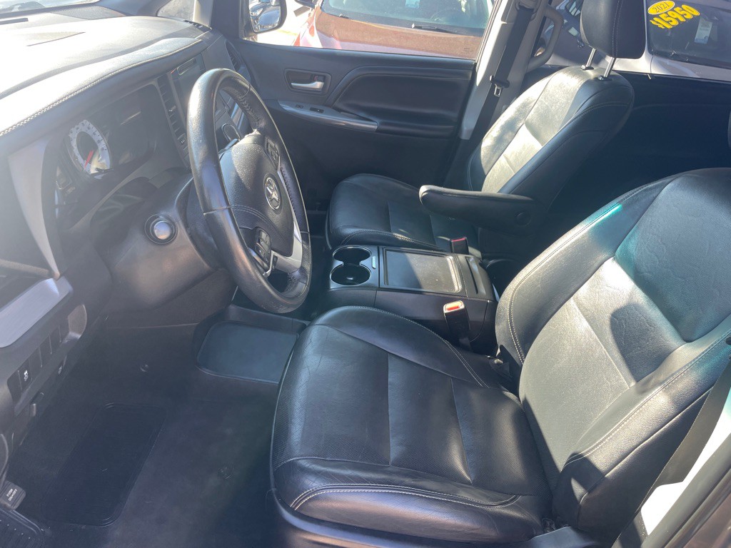 2017 Toyota Sienna Image 12