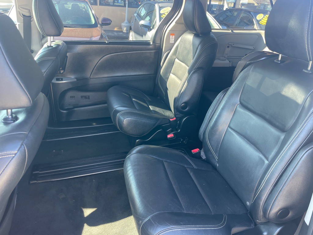 2017 Toyota Sienna Image 13