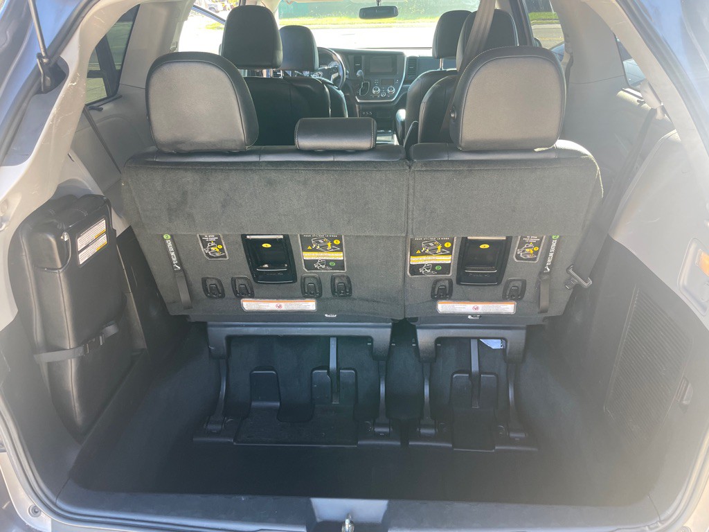 2017 Toyota Sienna Image 15