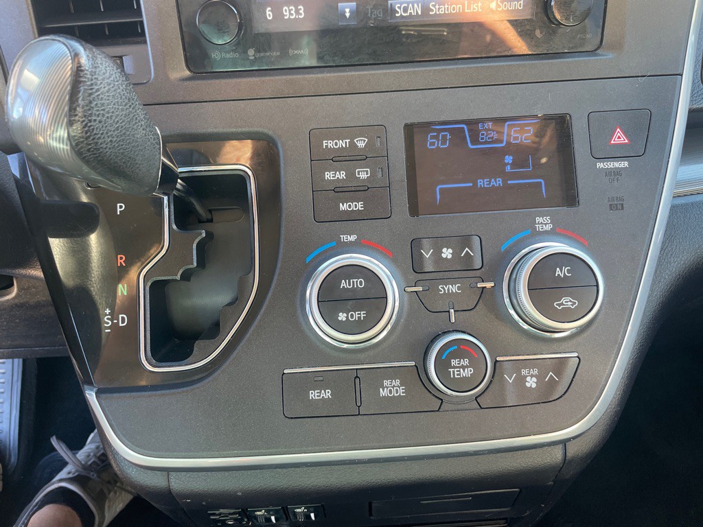 2017 Toyota Sienna Image 25