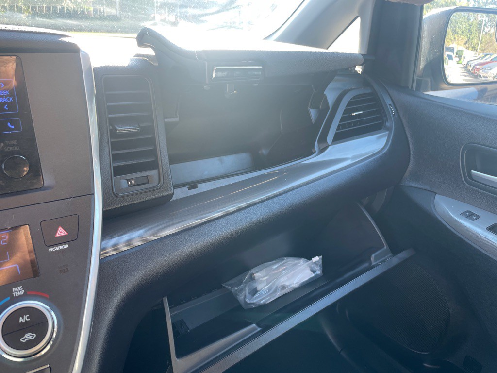 2017 Toyota Sienna Image 27