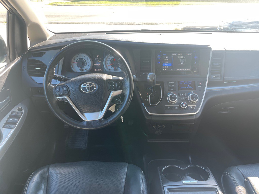 2017 Toyota Sienna Image 30
