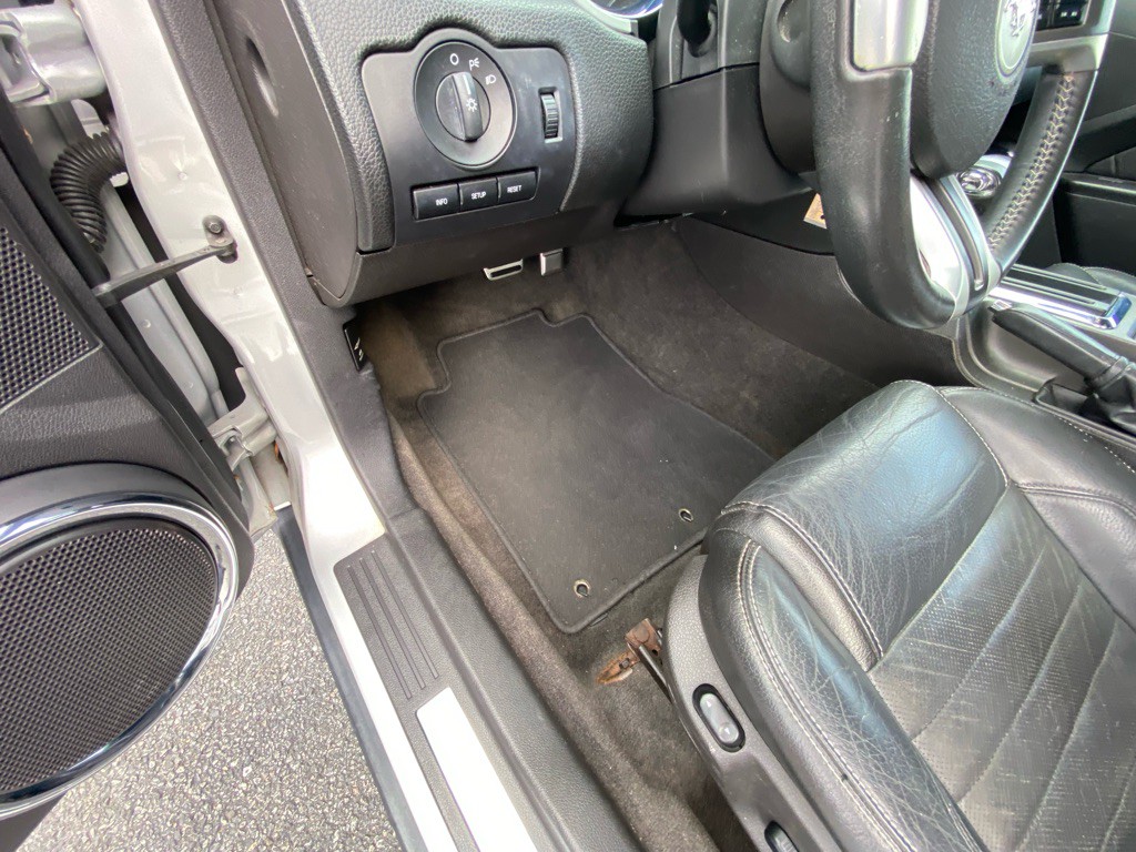 2010 Ford Mustang Image 32