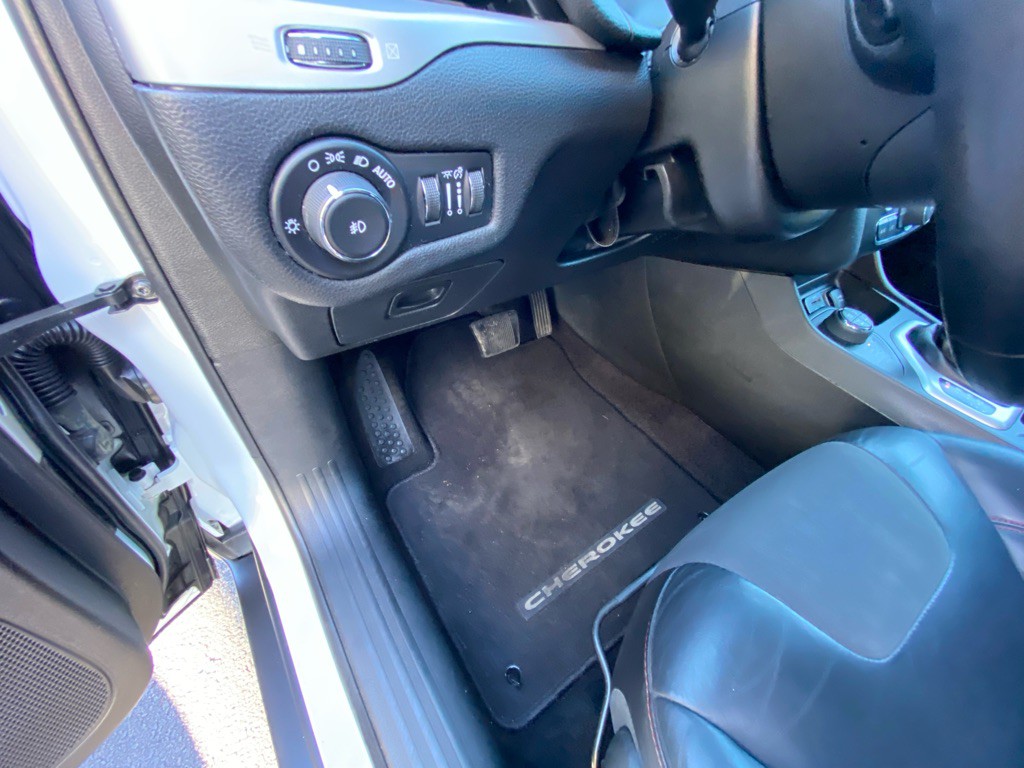 2017 Jeep Cherokee Image 38