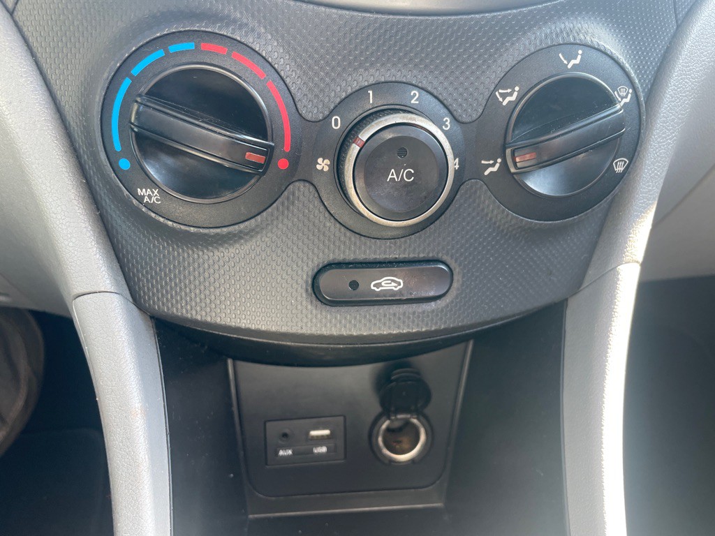 2015 Hyundai Accent Image 16