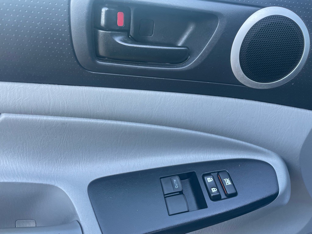 2015 Toyota Tacoma Image 14