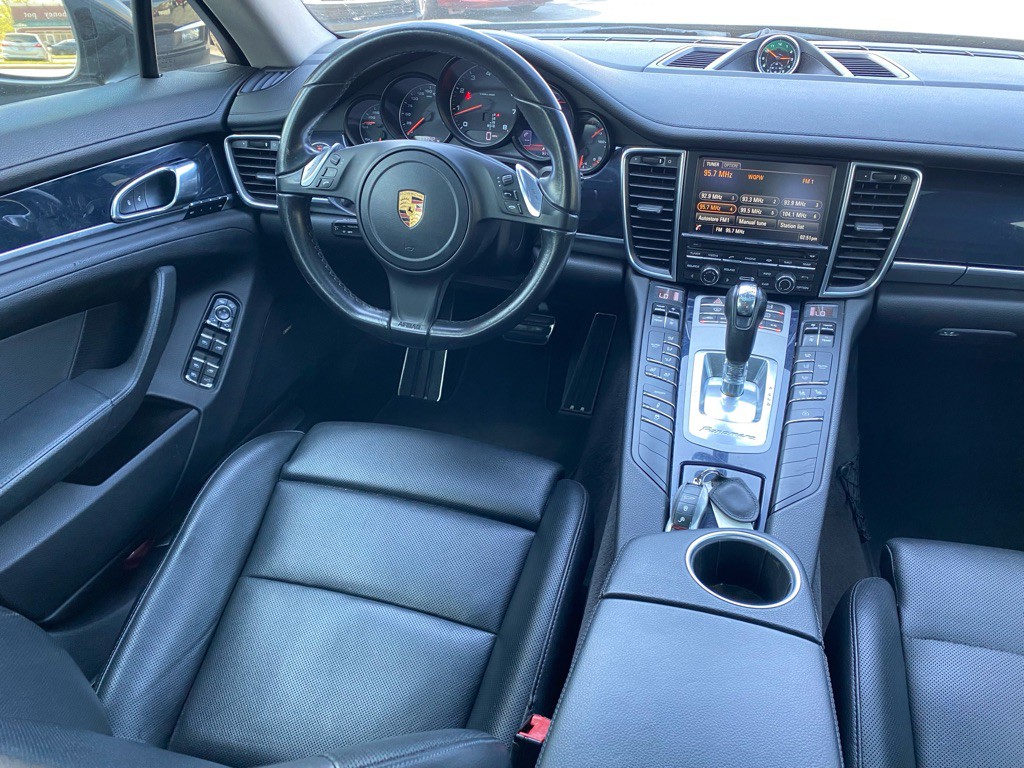 2016 Porsche Panamera Image 16
