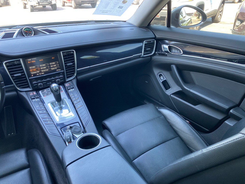 2016 Porsche Panamera Image 17