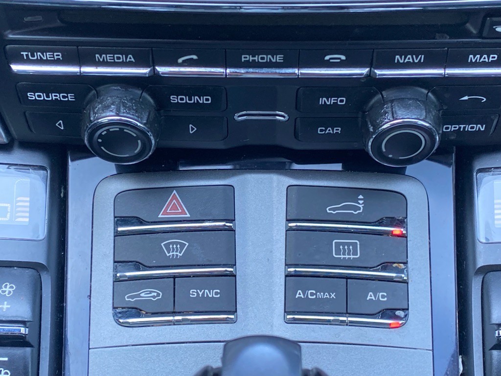 2016 Porsche Panamera Image 22