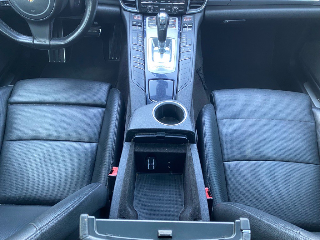 2016 Porsche Panamera Image 25