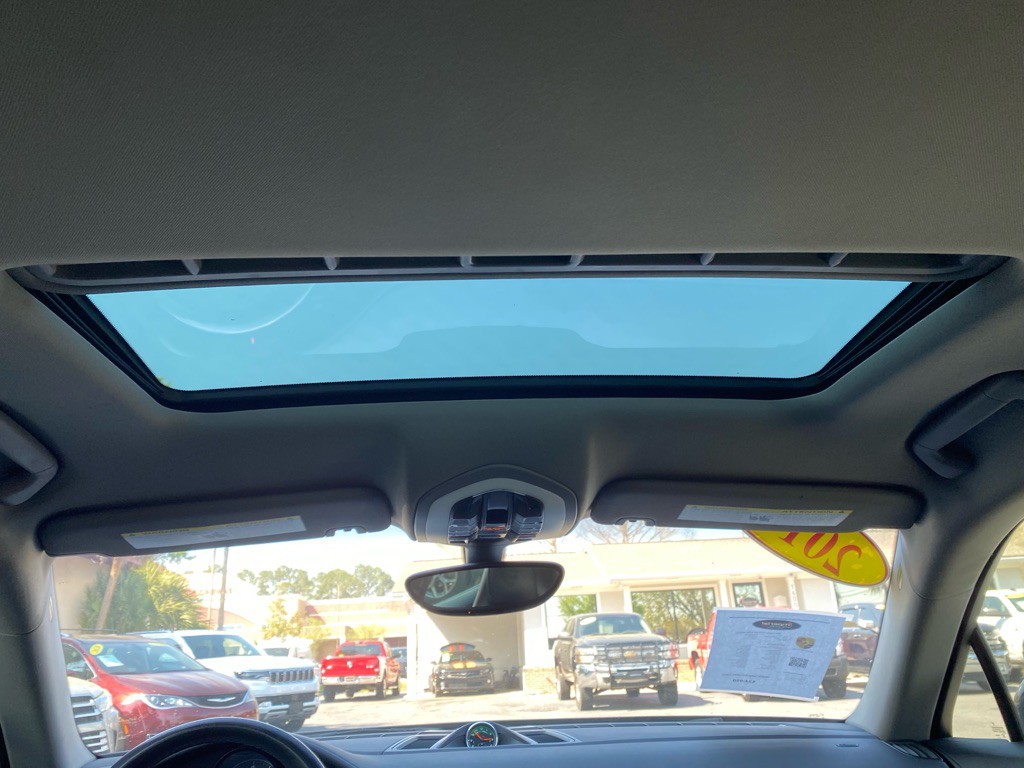 2016 Porsche Panamera Image 27