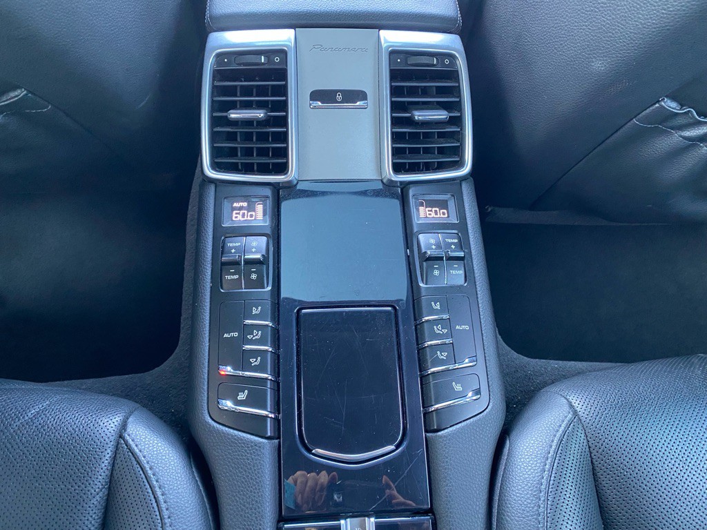 2016 Porsche Panamera Image 28