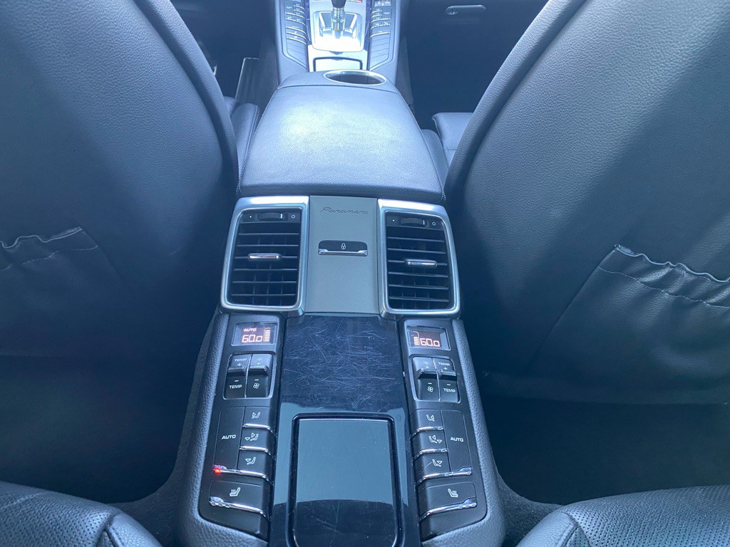 2016 Porsche Panamera Image 29