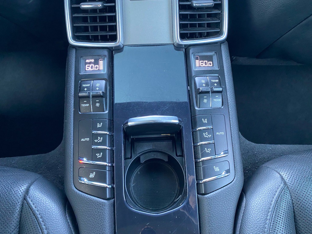 2016 Porsche Panamera Image 30