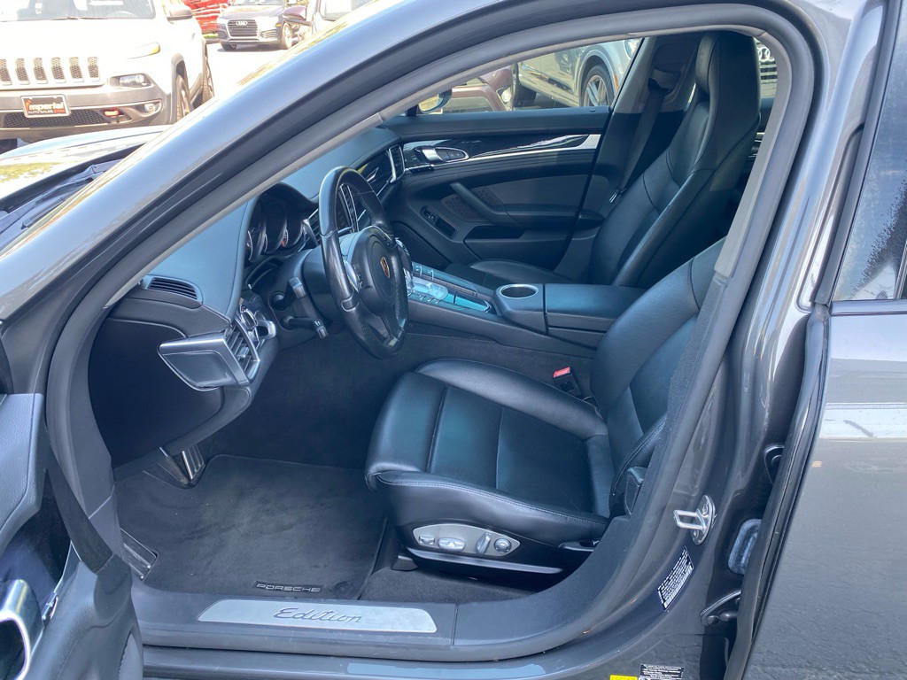 2016 Porsche Panamera Image 31