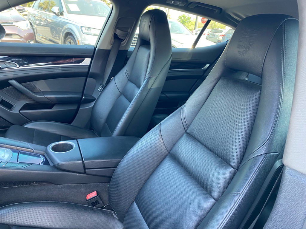 2016 Porsche Panamera Image 32