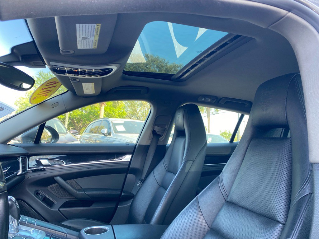 2016 Porsche Panamera Image 33
