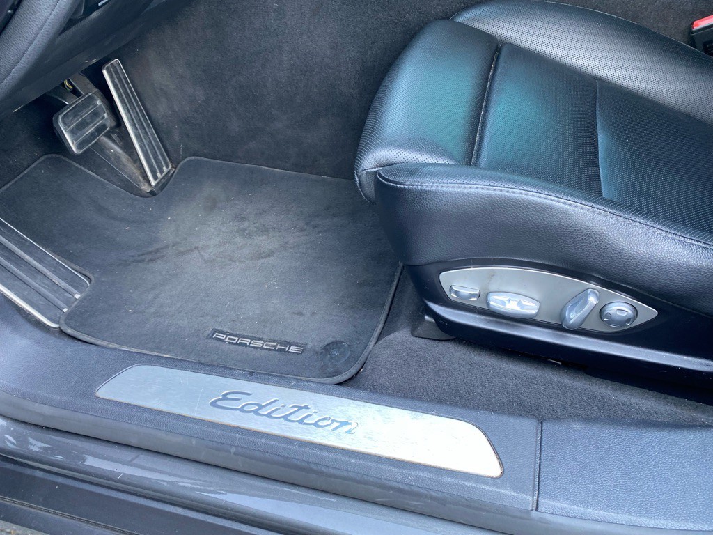 2016 Porsche Panamera Image 35