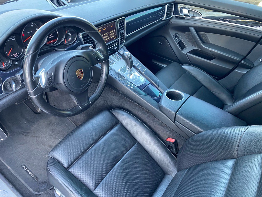 2016 Porsche Panamera Image 36
