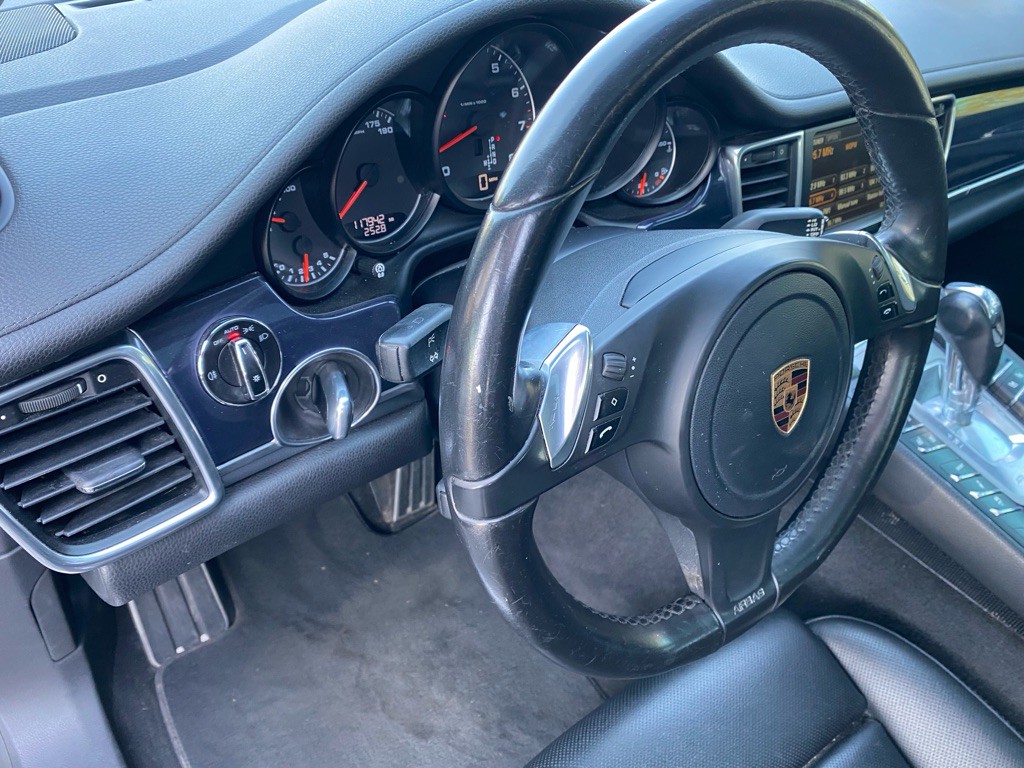 2016 Porsche Panamera Image 37