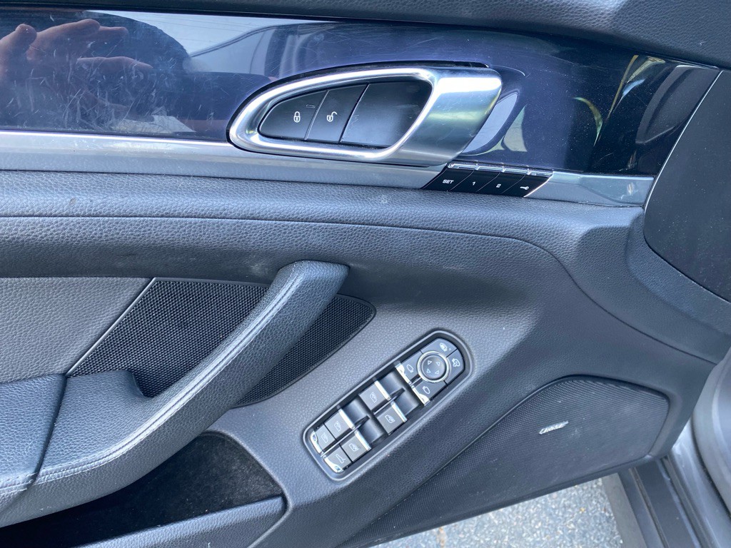 2016 Porsche Panamera Image 38