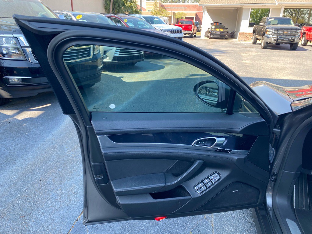 2016 Porsche Panamera Image 40